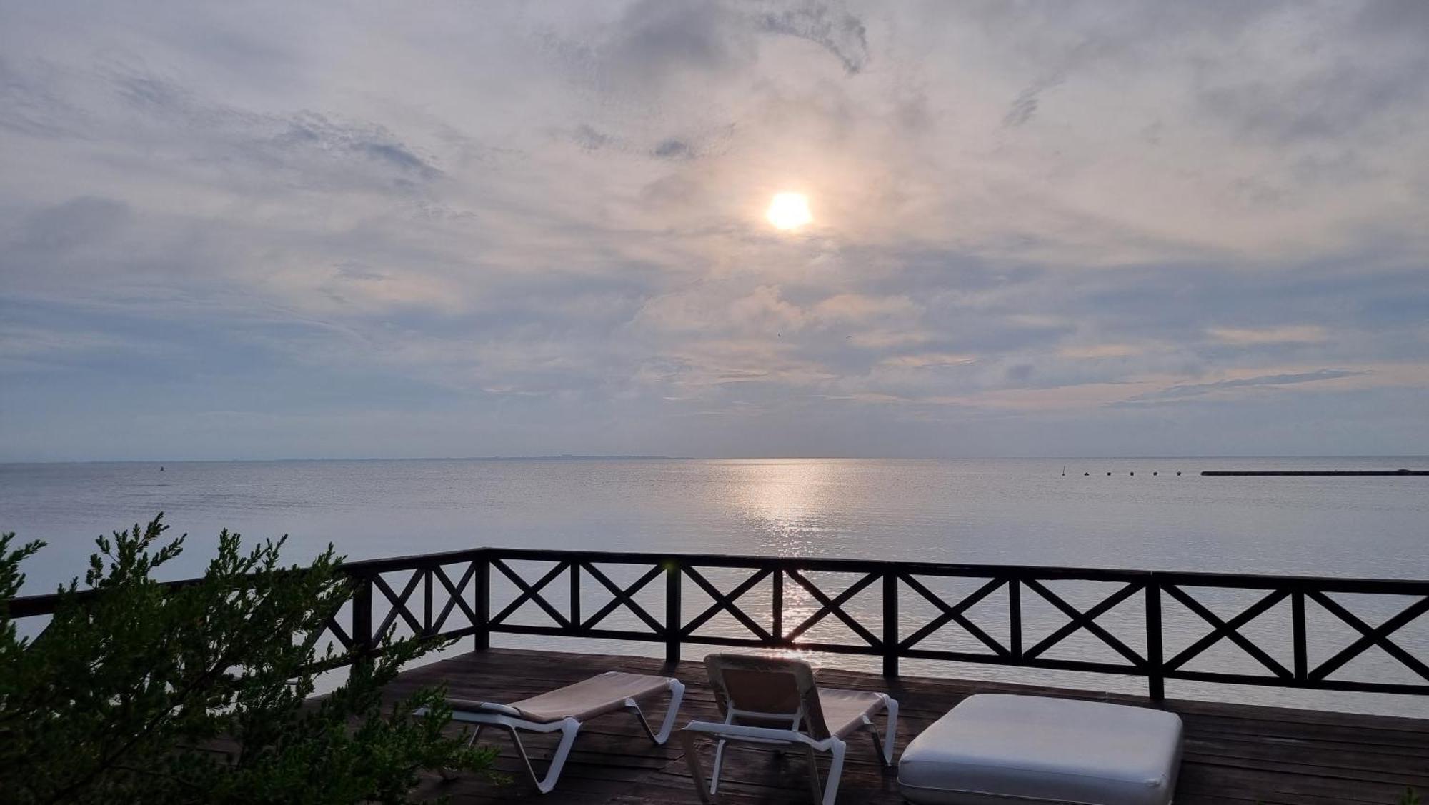 On The Beach - Seaside Sunset Haven كانكون المظهر الخارجي الصورة